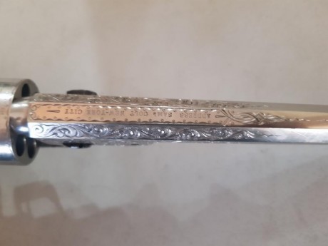 me interesa confirmar si es un revolver 1851 NAVY y sobre el grabado 01