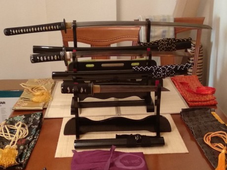 Hola a todos :
Desde hace mas o menos un mes se me metió en la cabeza la idea de hacerme con una katana. 102