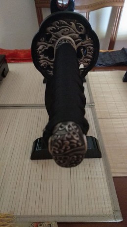 Hola a todos :
Desde hace mas o menos un mes se me metió en la cabeza la idea de hacerme con una katana. 101