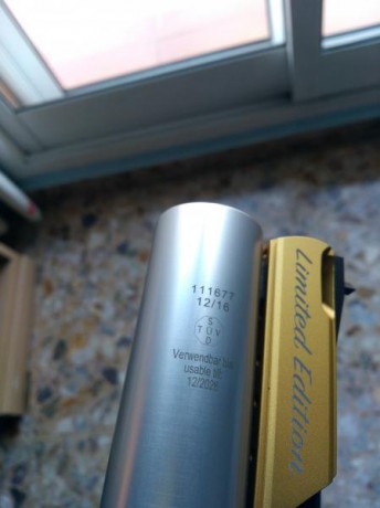 PISTOLA DE EDICION LIMITADA 129 Y LA MIA.
 CON DOS BOTELLAS ,NEGRA Y PLATEADA , MENOS DE DOS AÑOS.
LA 10