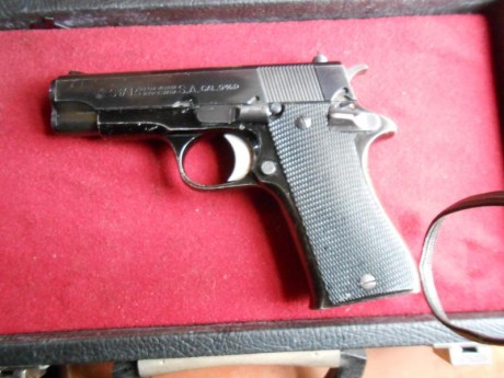 Vendo pistola 9 mm parabelum por 150 E está en perfecto estado es de aluminio  menos el cañon es la que 01
