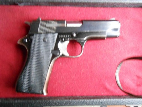 Vendo pistola 9 mm parabelum por 150 E está en perfecto estado es de aluminio  menos el cañon es la que 00