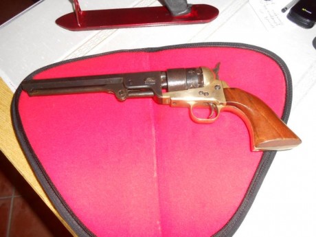 Vendo revolver avancarga calibre 44 con turquesa en muy buen estado 300E
Tel 638096406 DSCN0633.JPG  DSCN0632.JPG 01