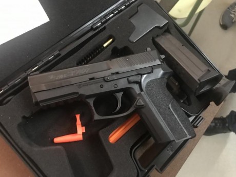 Se vende pistola  Sig Sauer SP2022  con muy muy muy poco uso... no habrá tirado ni 150 cartuchos, ya que 01