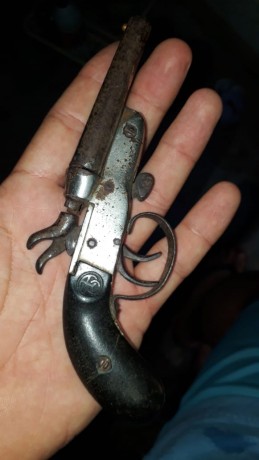 Hola Comunidad, todo apunta a que es un arma de pistón, pero me desconcierta que sea de retrocarga, mirando 02