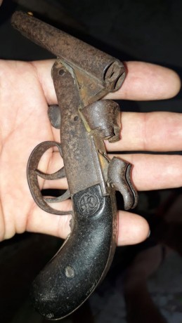 Hola Comunidad, todo apunta a que es un arma de pistón, pero me desconcierta que sea de retrocarga, mirando 01