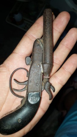 Hola Comunidad, todo apunta a que es un arma de pistón, pero me desconcierta que sea de retrocarga, mirando 00
