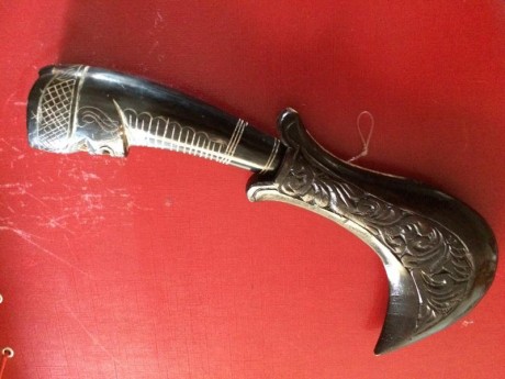 Vendo este cuchillo traído de Camerún. La funda es de madera pintada de negro y el mango no se si es de 02