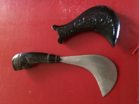 Vendo este cuchillo traído de Camerún. La funda es de madera pintada de negro y el mango no se si es de 01