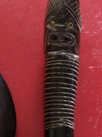 Vendo este cuchillo traído de Camerún. La funda es de madera pintada de negro y el mango no se si es de 00
