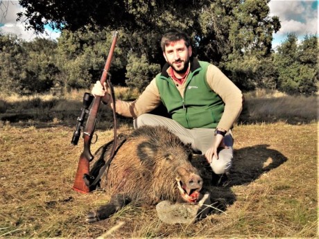 SE VENDE RIFLE DE CERROJO CAJA LARGA (ACCIÓN MAUSER 98) CON PELO, FINAS MADERAS AL ACEITE Y PRECIOSO CERROJO 02