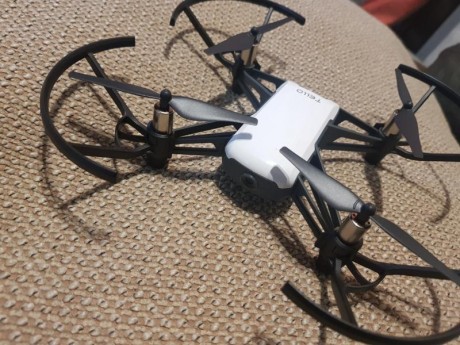 Es el mejor dron de su categoría, de lejos, su cámara y vídeos son excelentes. 
hay miles de vídeos en 02