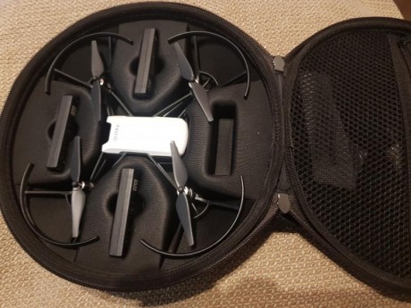 Es el mejor dron de su categoría, de lejos, su cámara y vídeos son excelentes. 
hay miles de vídeos en 01