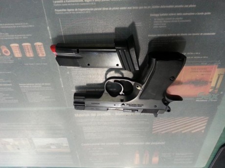 Muy poco usada. Estupenda pistola en un calibre mitico. Es una experiencia muy grata disparar este arma, 02