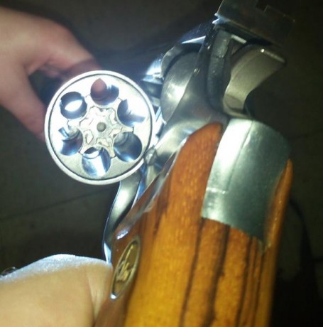 Por motivos de espacio y otros proyectos pongo en venta mi DAN wesson modelo 715 Inox de 6" cal357 01
