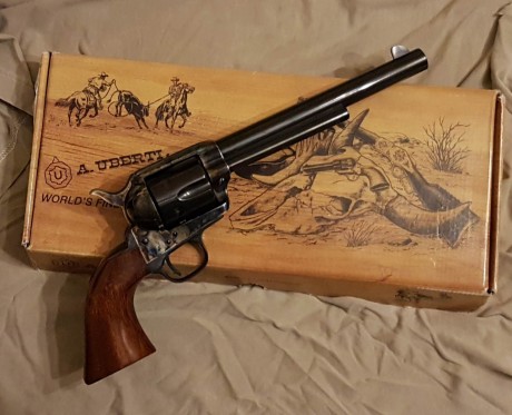 Vendo A. Uberti SAA 1873 del calibre 44 WCF (44-40) con cañón de 7,5".
De cartucho metálico.

Ideal 01