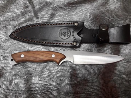 Vendo este cuchillo nieto roadrunner de mi colección , no  se a usado nunca. Tiene funda de cuero en color 02