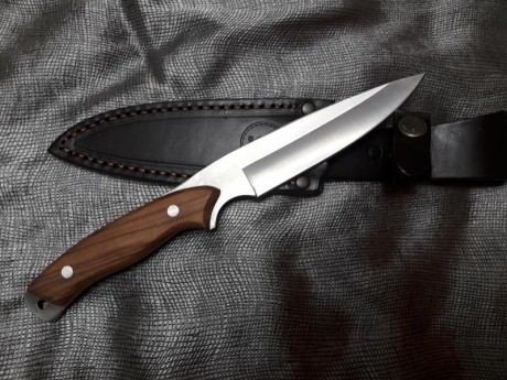 Vendo este cuchillo nieto roadrunner de mi colección , no  se a usado nunca. Tiene funda de cuero en color 01