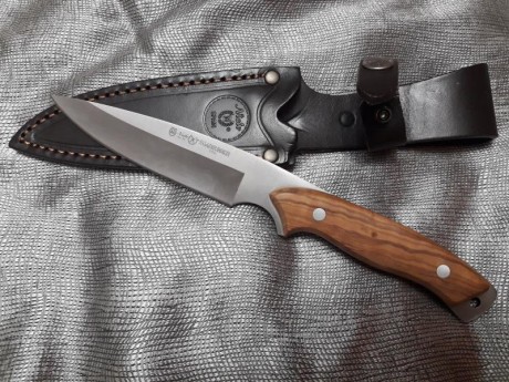 Vendo este cuchillo nieto roadrunner de mi colección , no  se a usado nunca. Tiene funda de cuero en color 00