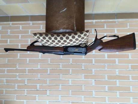Rifle en madera de la marca Browning model FN en calibre 9,3 x 62 semiatomático. Se encuentra en perfecto 02