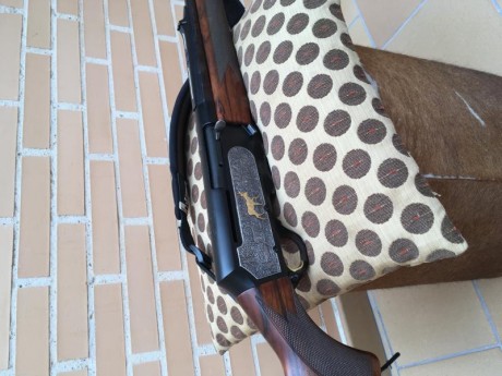 Rifle en madera de la marca Browning model FN en calibre 9,3 x 62 semiatomático. Se encuentra en perfecto 00