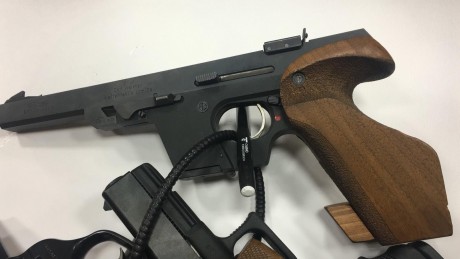 Vendo estas dos armas para hacer caja para un proyecto nuevo.
- Walther GSP del Calibre .22Lr con 1 cargador. 00