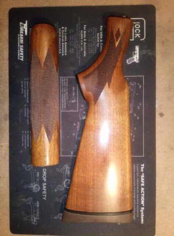 Vendo culata y guardamanos madera, procedente de una Remington 870 Wingmaster.

El estado es impecable, 01