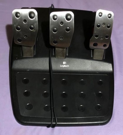 Vendo volante con cambio de marchas y pedales para simulador de conducción, valido para PC y Playstation 02