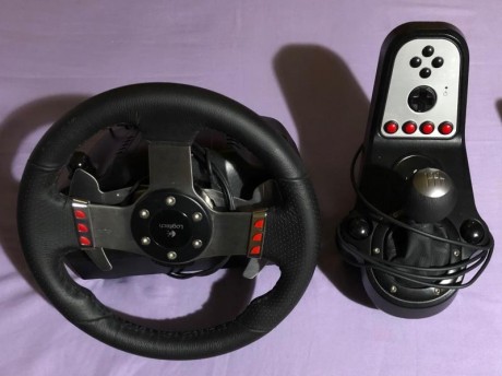 Vendo volante con cambio de marchas y pedales para simulador de conducción, valido para PC y Playstation 01