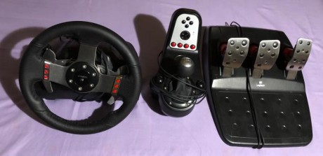 Vendo volante con cambio de marchas y pedales para simulador de conducción, valido para PC y Playstation 00