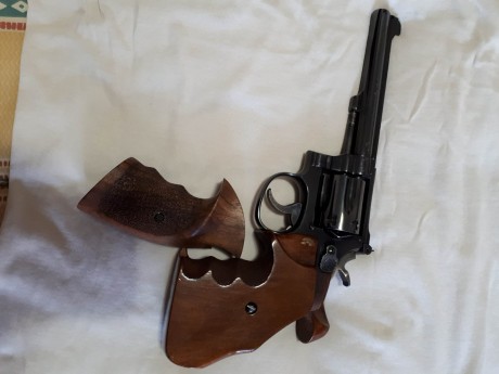 vendo revolver SMITH & WESSON modelo K22 - 17/4 del calibre 22" lr con tambor de 6 tiros

ESTA 12