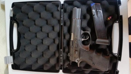 Pistola cz 85 9mm con muy poco uso , máximo 500 disparos. 
La doy con 2 cargadores , bala aliviamuelles 02