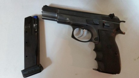Pistola cz 85 9mm con muy poco uso , máximo 500 disparos. 
La doy con 2 cargadores , bala aliviamuelles 01