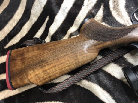 Vendo SAUER s303 classic madera grado 2 seleccionada entre varios rifles, con freno de boca dual break 11