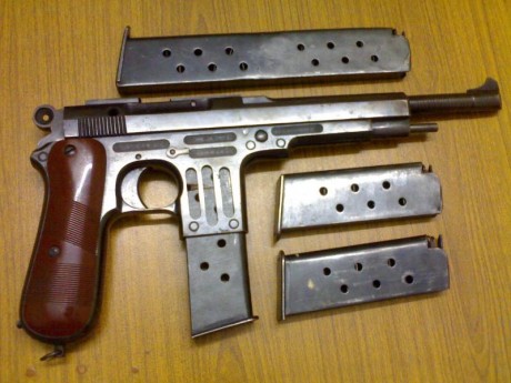Pues eso, no logro identificar este arma, parece una extraña mezcla entre una Bergmann, una Mauser, y 00