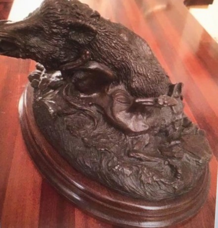 Vendo esta figura de bronce de una escena de la caza del Jabali. Precio 1000 € 02