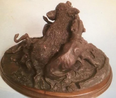 Vendo esta figura de bronce de una escena de la caza del Jabali. Precio 1000 € 01