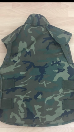 Chaleco antifracmentos militar boscoso totalmente NUEVO talla M , ideal para airsof o  caza ya que protege 01