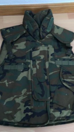Chaleco antifracmentos militar boscoso totalmente NUEVO talla M , ideal para airsof o  caza ya que protege 10