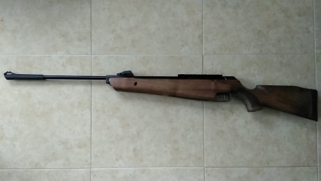 Preciosa y muy potente carabina de nitropiston, culata de madera de nogal turco, el resto de acero. Pocos 02