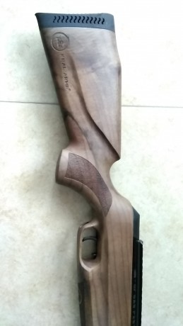 Preciosa y muy potente carabina de nitropiston, culata de madera de nogal turco, el resto de acero. Pocos 01