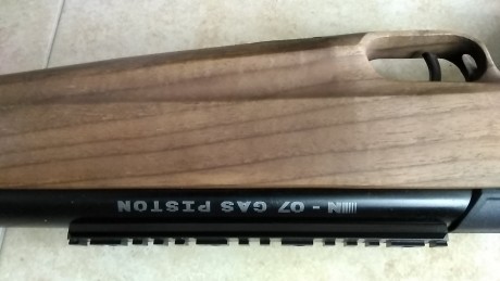 Preciosa y muy potente carabina de nitropiston, culata de madera de nogal turco, el resto de acero. Pocos 00