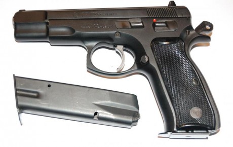 Vendo por no usar y por dejar el tiro. La compre nueva y siempre ha sido mía.
El arma no ha tirado ni 01