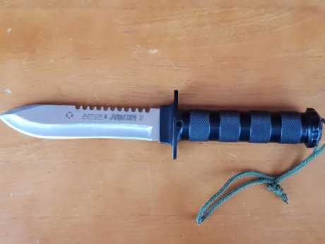Cuchillo Aitor Jungle King II, con muy poco uso (se habrá sacado al campo 5 o 6 veces). Tiene señales 02