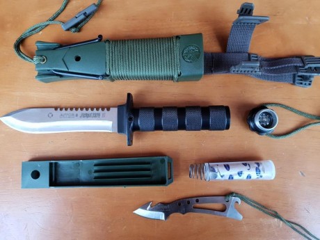 Cuchillo Aitor Jungle King II, con muy poco uso (se habrá sacado al campo 5 o 6 veces). Tiene señales 00