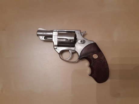 Cambio revolver por pistola de mi interes. Martillo rebajado y 2 juegos de cachas. Va estupenda. 01
