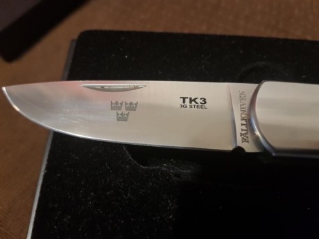Fallkniven tk3 170€ filo de fábrica, nunca a cortado nada 

Gerber escalada, 50€ filo de fábrica 

Spyderco 11