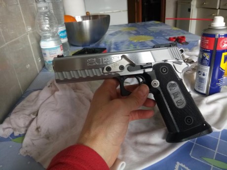 Pistola marca SPS del 9mmp, con un cañón del 40SW, en perfectas condiciones de funcionamiento y muy cuidada 00