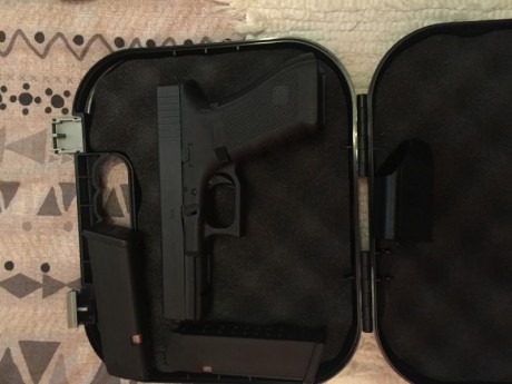 Ve do glock 17 con su maletin y 2 cargadores , practicamente nueva. O cambio por un modelo de menor tamaño 00
