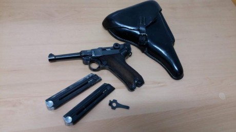 Hola a todos:
Vendo una Mauser Luger código 42 del año 1939 en libro de coleccionista, EN ESTADO DE TIRO. 02